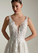 Abito da sposa LANYA in pizzo floreale con scollo a V profondo, dettaglio elegante e raffinato.