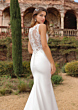 Abito da sposa Liber - Ladybird con schiena in pizzo, sfondo giardino elegante.