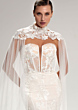 Abito da sposa LapisLazzuli Sposa Capri, dettagli in pizzo e mantella trasparente.