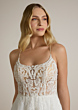 Abito da sposa THESEUS con dettagli in pizzo e spalline sottili, stile elegante e raffinato.