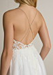 Abito da sposa THESEUS con schiena scoperta, dettagli in pizzo e spalline incrociate.