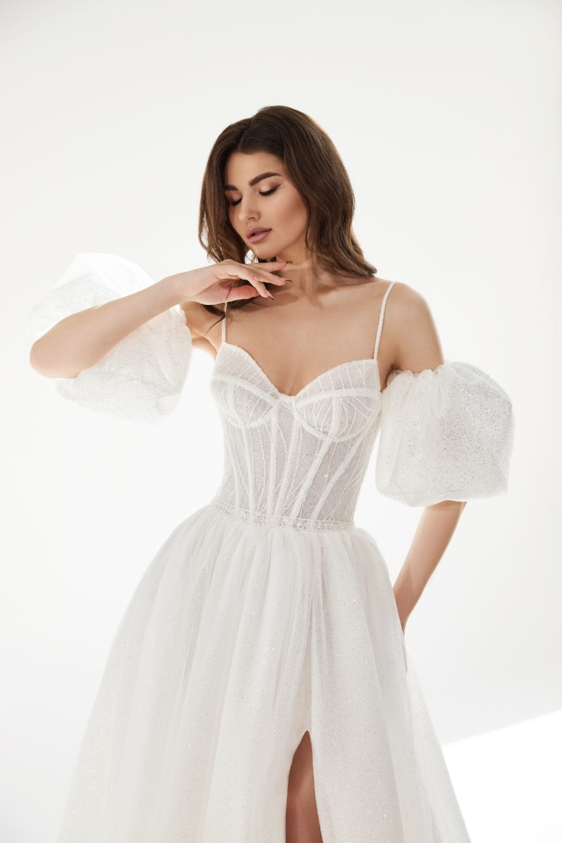 Abito da sposa D1922 Mark Loren con corpetto trasparente e maniche voluminose.