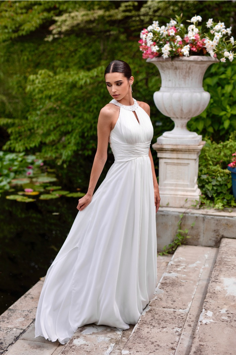 Abito da sposa elegante Enio Linea Sposae Atelier, scollatura decorata, ambientazione naturale.