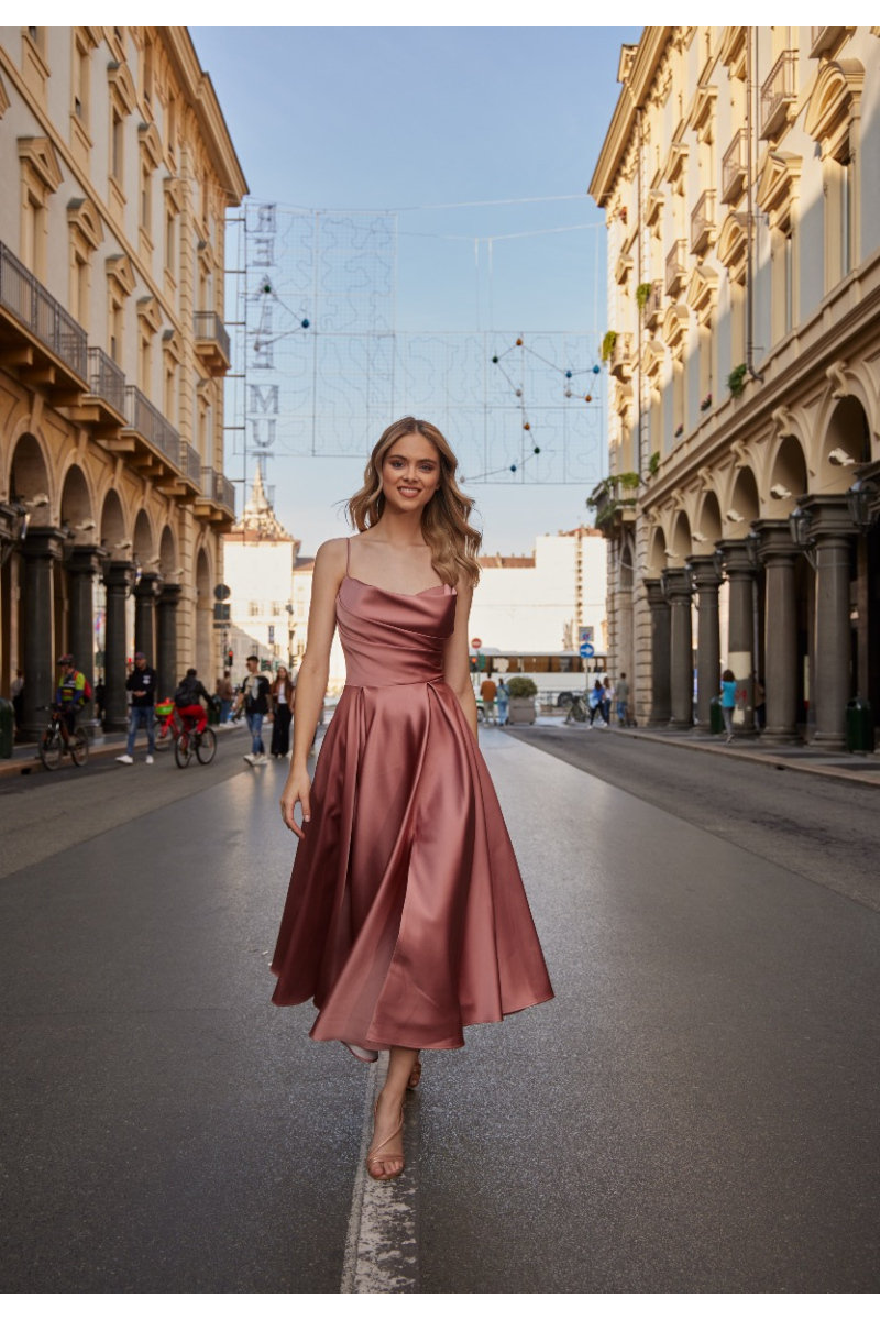 Abito elegante Musani LL580023 color rosa antico indossato da modella su strada cittadina.
