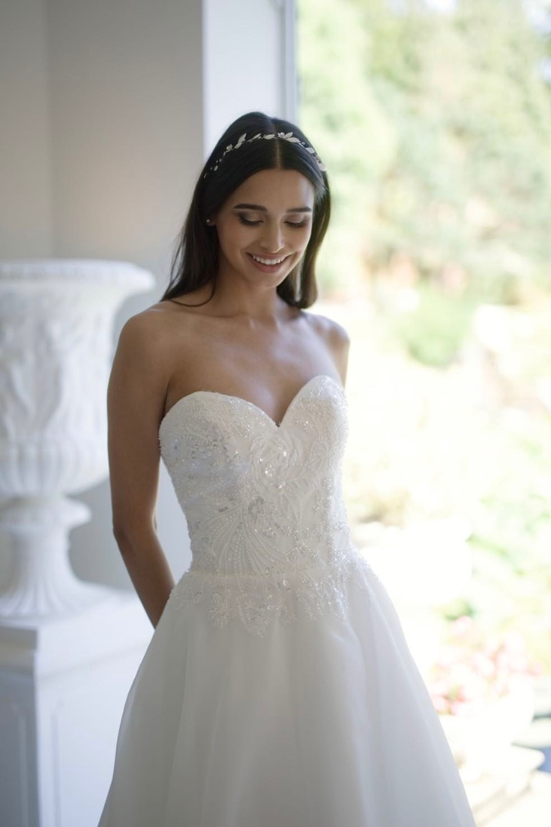 Abito da sposa elegante Medea Linea Sposae Atelier, dettagli in pizzo, modello senza spalline.