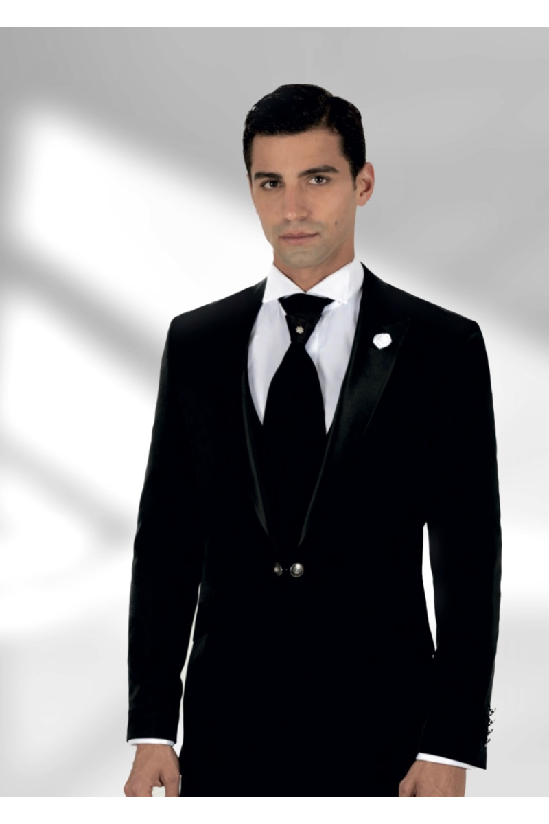 Abito elegante uomo nero modello 828D730 Dominic, cravatta e camicia bianca, sfondo grigio sfumato.