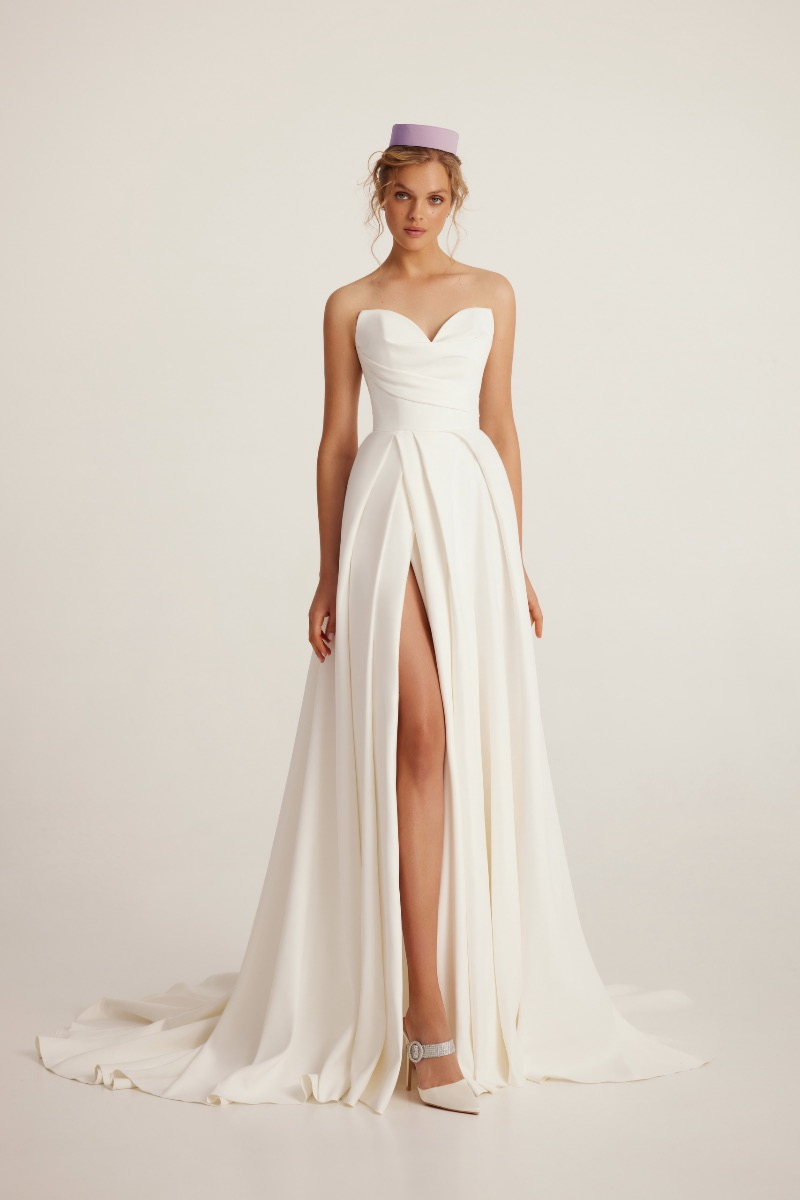 Abito da sposa L201 Linea Ariamo Bridal, scollo a cuore, spacco frontale, stile elegante e moderno.