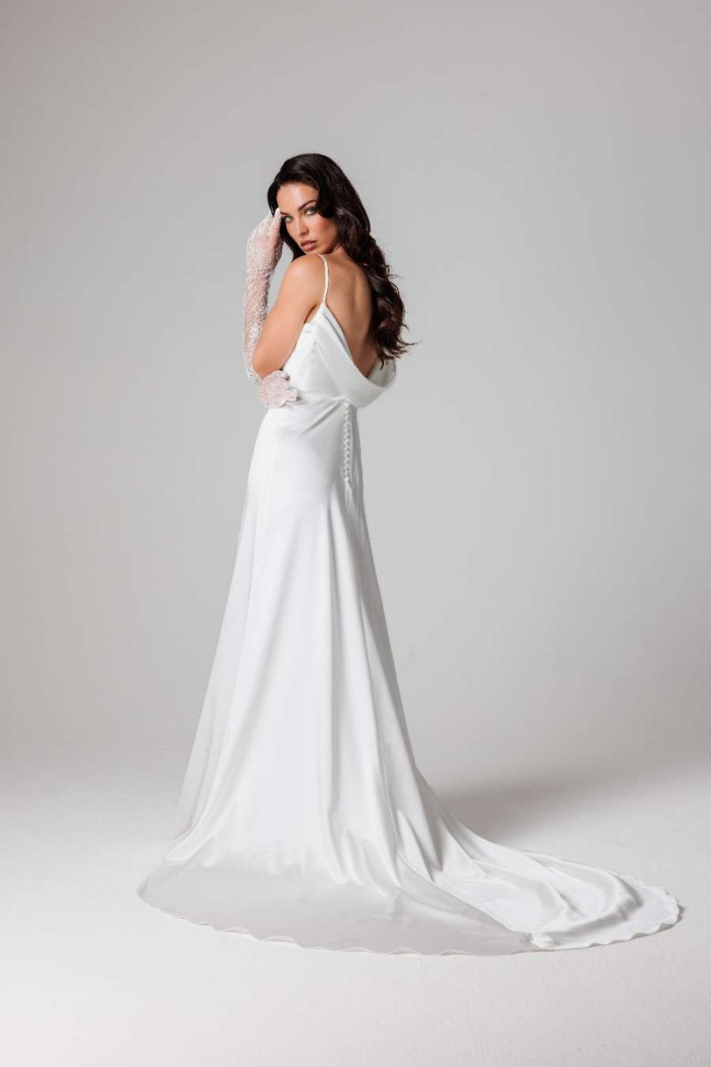 Abito da sposa Isotta, Essential Everlasting Collection, con guanti in pizzo e spalline sottili.