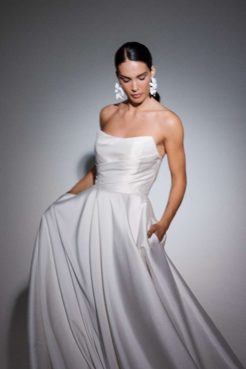 Abito da sposa Kimberly Essential Everlasting, elegante e senza spalline, con gonna ampia e drappeggiata.