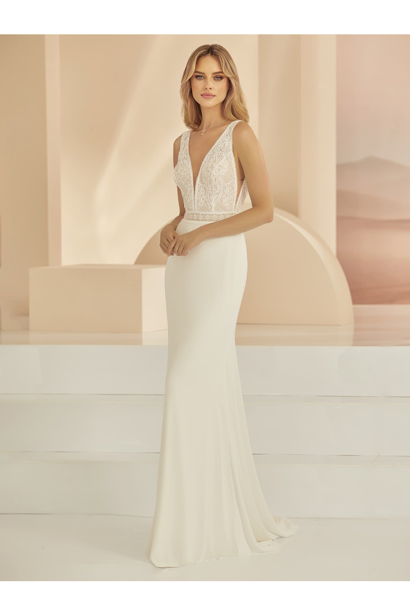 Abito da cerimonia bianco Cambel Linea, scollatura a V in pizzo, elegante e sofisticato.
