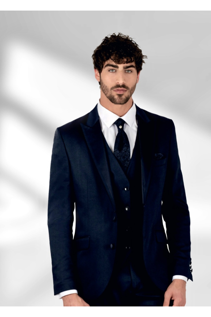 Abito elegante nero MODELLO-802D270-ARKANSAS, uomo in posa su sfondo chiaro.