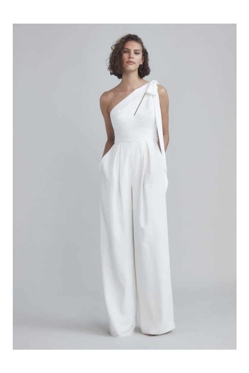 Abito bianco monospalla Lw194 Amsale, elegante e moderno, con fiocco e pantaloni ampi.