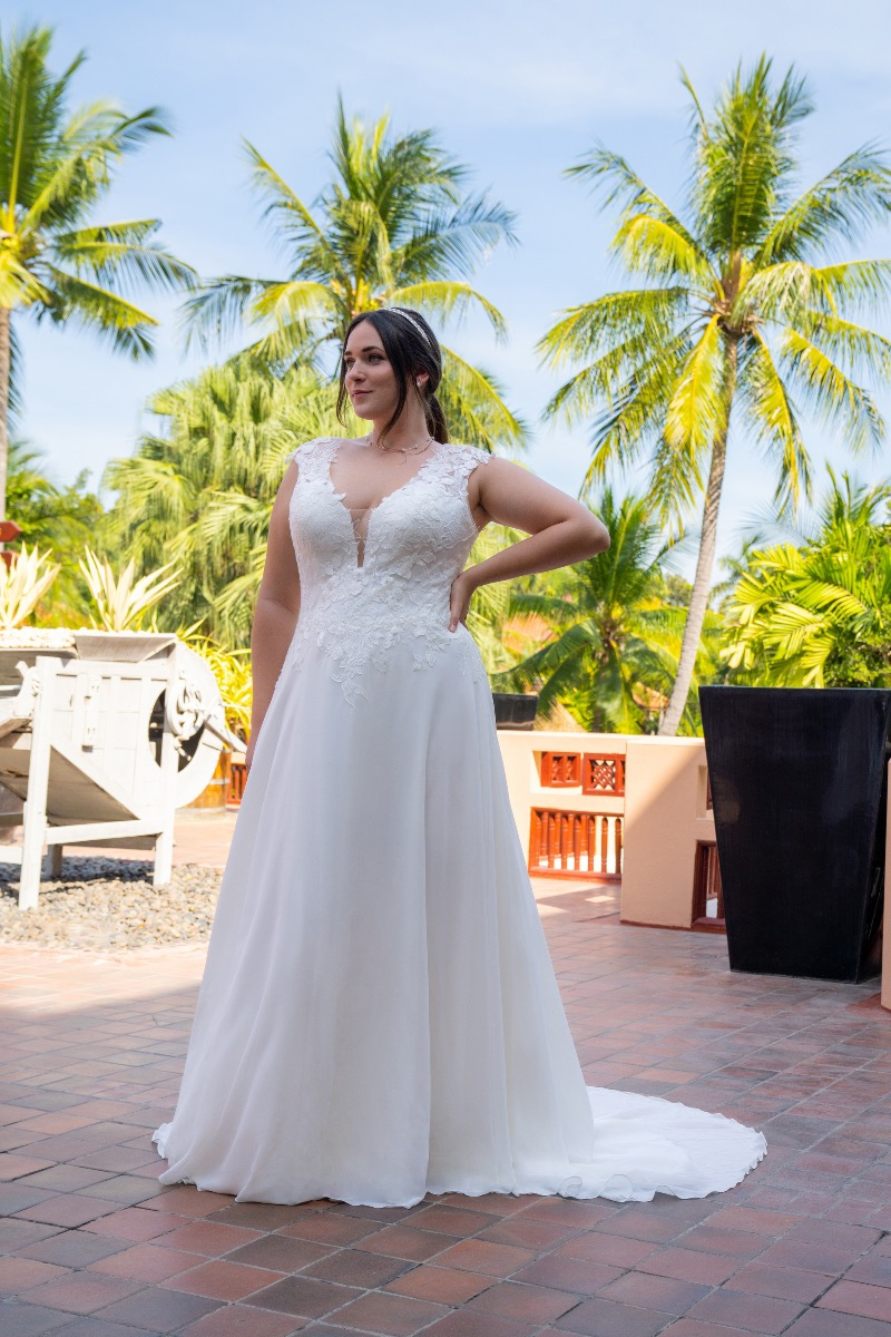 Abito da sposa Bella by Amelie 30117W in giardino tropicale, scollo a V e dettagli in pizzo.