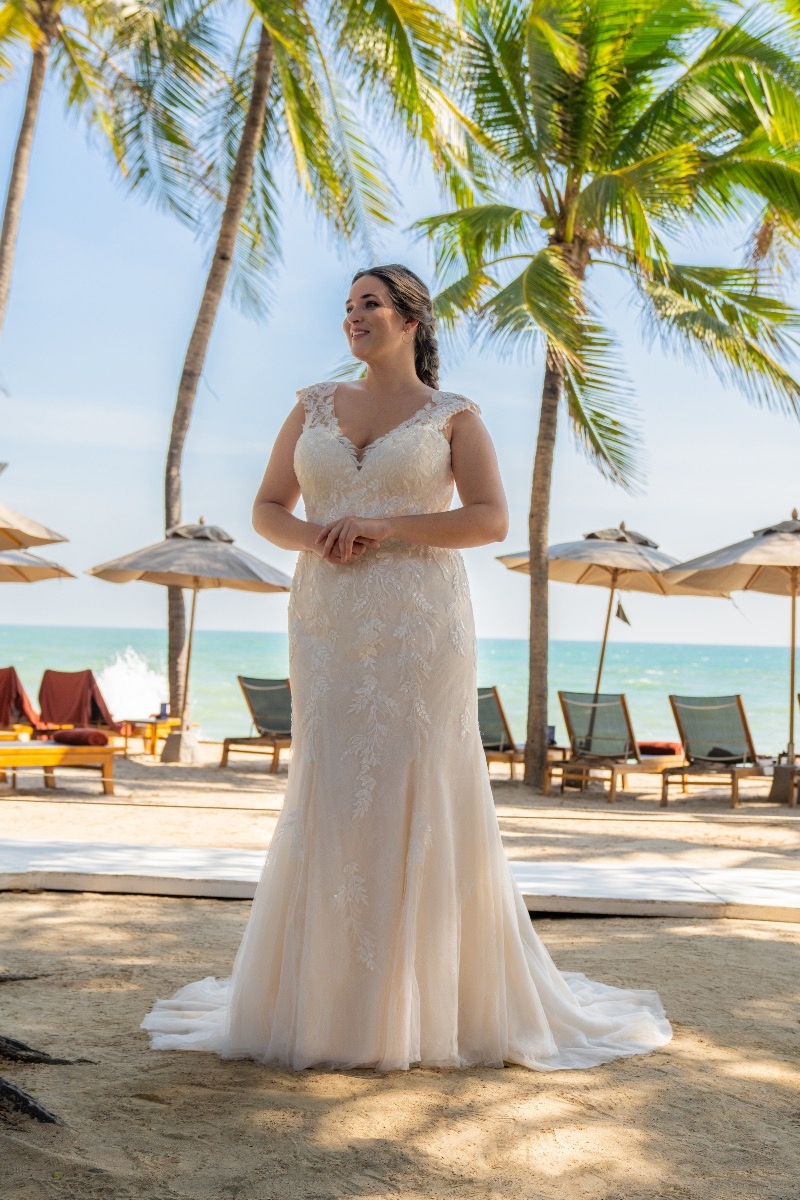 Abito da sposa Bella by Amelie 30124W, spiaggia tropicale, palme e mare sullo sfondo.