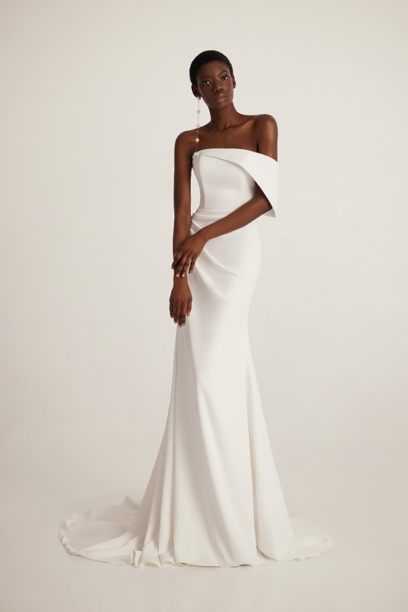 Abito da sposa elegante L212 Ariamo, stile monospalla, tessuto liscio e taglio a sirena.