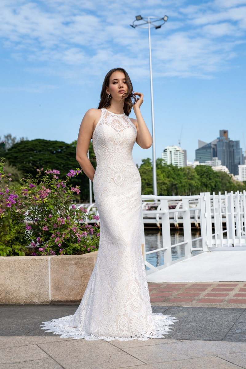Abito da sposa in pizzo bianco SAYES BY AMELIE, modello 40065, indossato all'aperto con sfondo urbano.