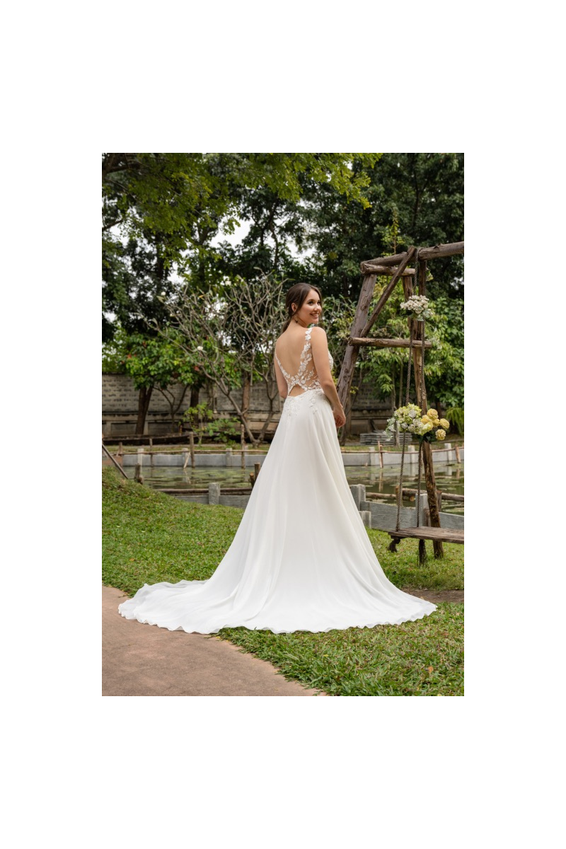 Abito da sposa SAYES BY AMELIE 40069, design elegante con schiena scoperta, ambientazione naturale.