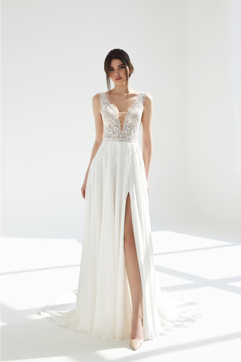 Abito da sposa elegante con corpetto in pizzo e spacco frontale, modello P5722 linea Mark Loren.