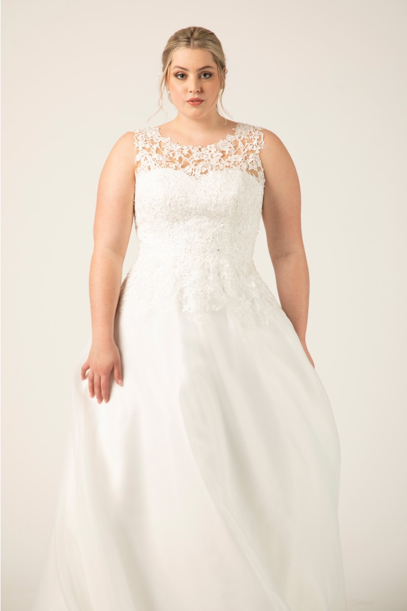 Abito da sposa Monica51 in pizzo bianco, modello elegante e classico, perfetto per il giorno del matrimonio.