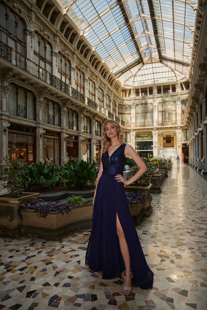 Elegante abito blu con spacco Musani LL500517 indossato in galleria storica.