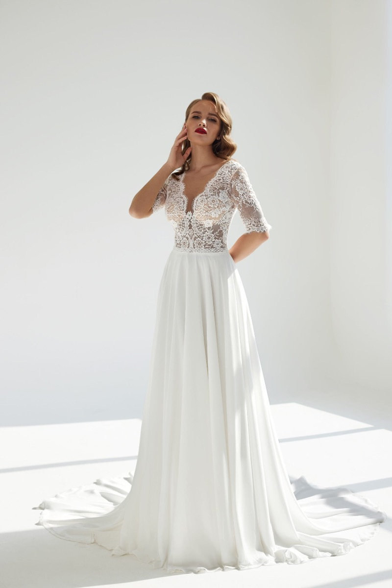 Abito da sposa in pizzo e chiffon, modello P6022 di Mark Loren, con scollo a V e maniche a tre quarti.
