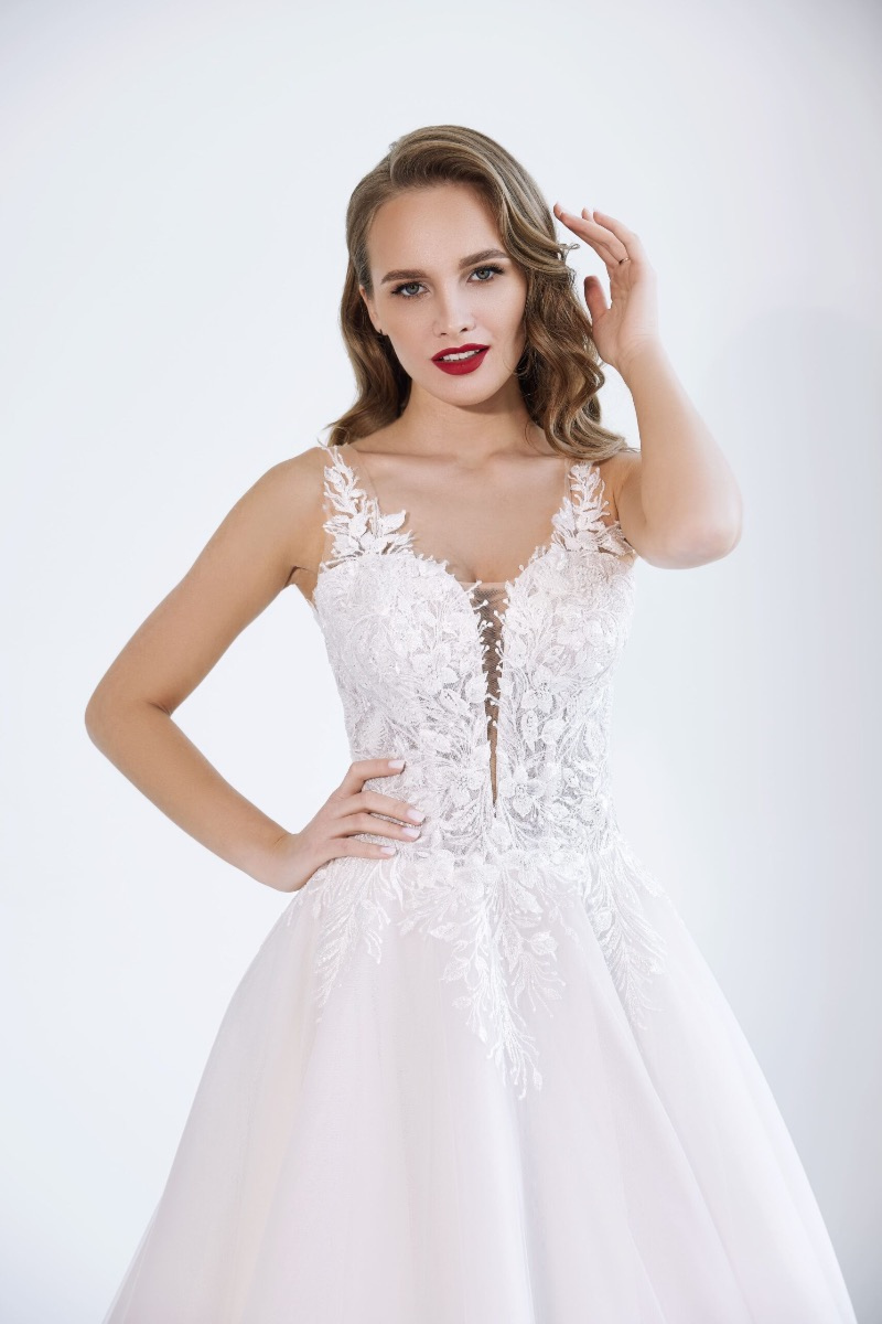 Abito da sposa D4122 Mark Loren con dettagli in pizzo e scollo a V.