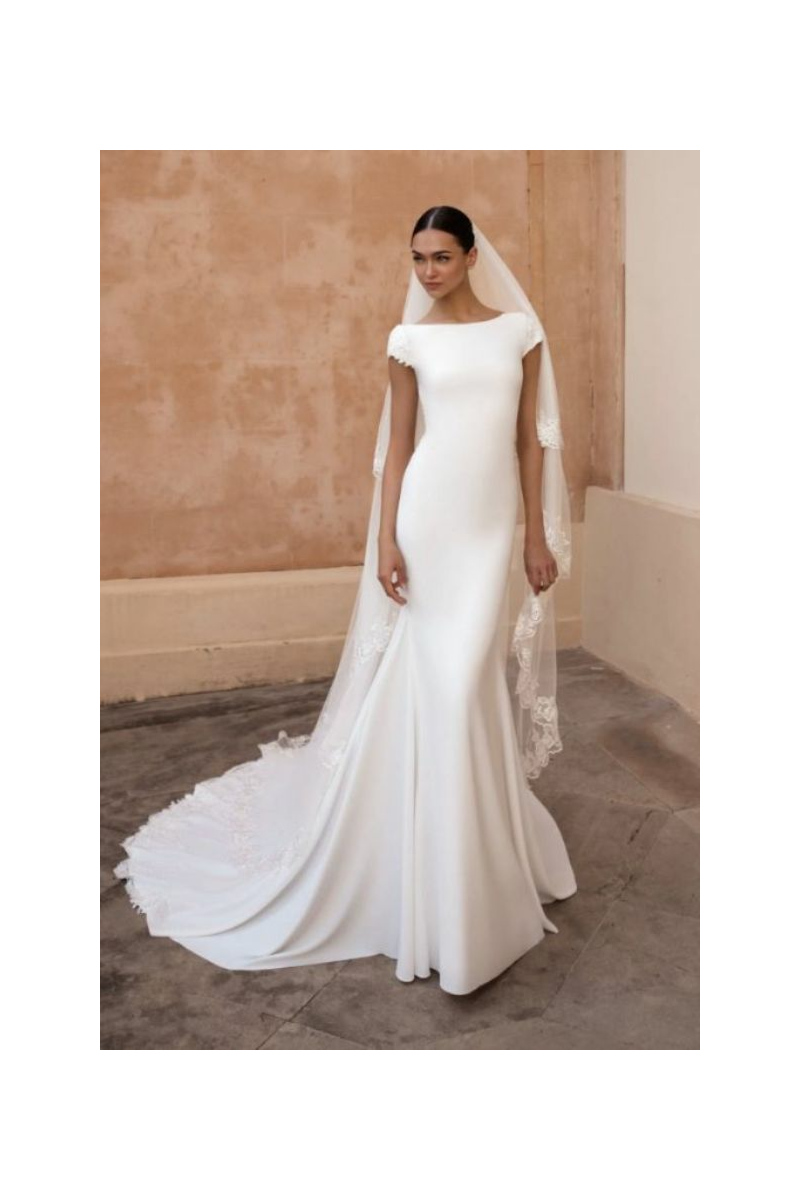 Abito da sposa Pronovias Anitra, elegante e minimalista, con velo lungo e dettagli in pizzo.