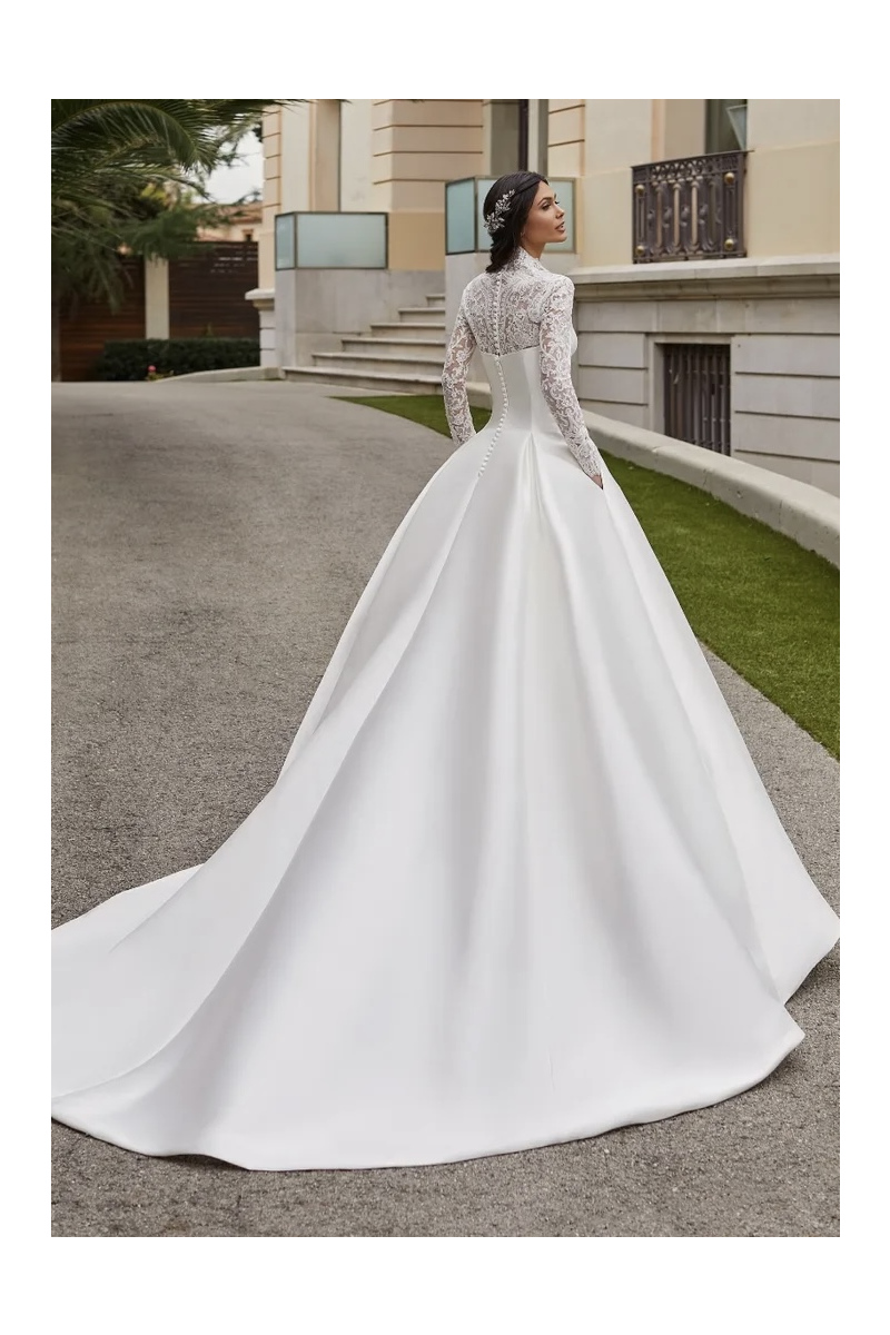 Abito da sposa Pronovias Jory con strascico lungo e dettagli in pizzo, vista posteriore elegante.
