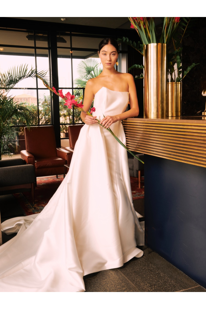 Abito da sposa Tallin Sposae Essential, elegante e minimalista, con decorazioni floreali.