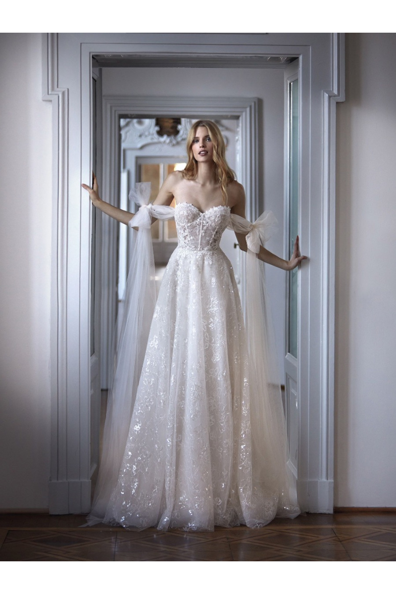 Abito da sposa ADAH in pizzo con spalle scoperte e maniche a sbuffo, elegante e romantico.