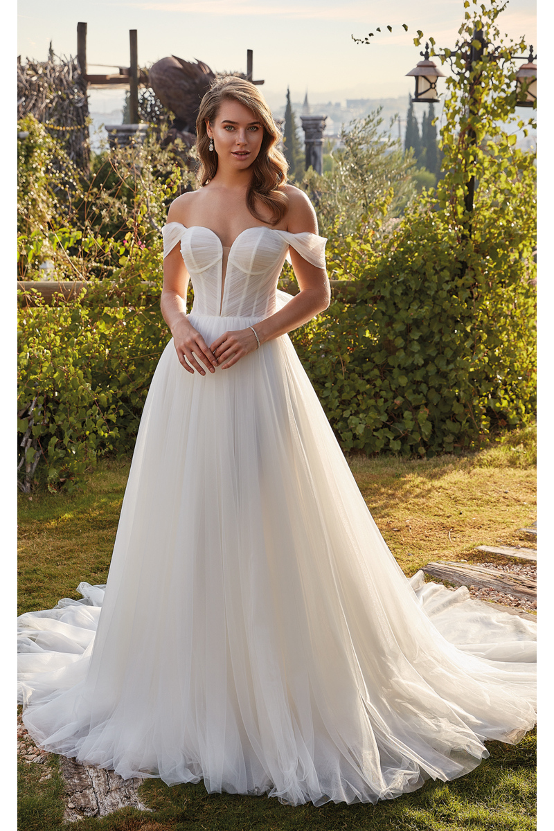 Abito da sposa Eddy K Angelina in giardino, scollo a cuore, spalle scoperte, gonna ampia in tulle.