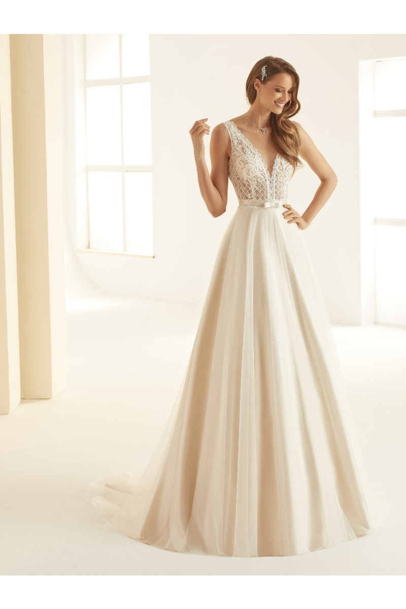 Abito da sposa Outlet Arcada in pizzo con scollo a V e gonna ampia, elegante e sofisticato.