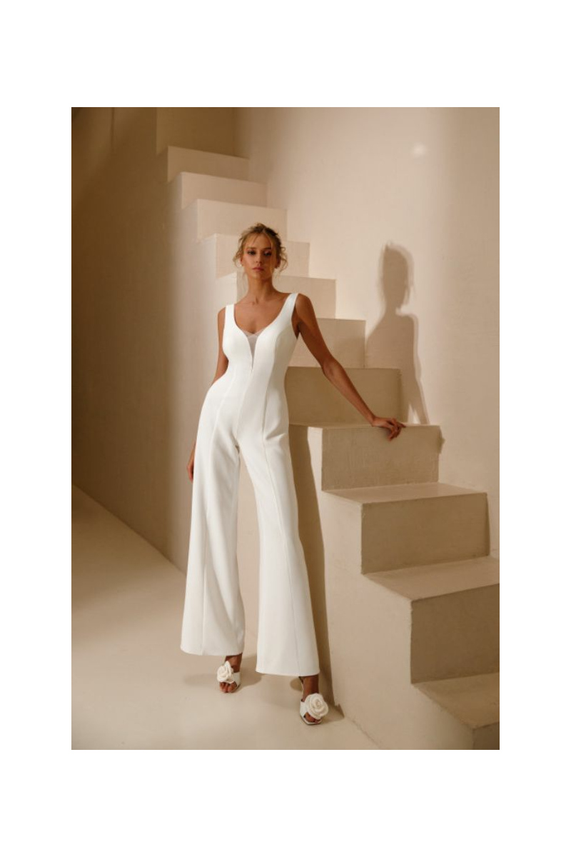 Tuta bianca elegante ARIA di Mark Loren, modello su scala moderna, design sofisticato e minimalista.