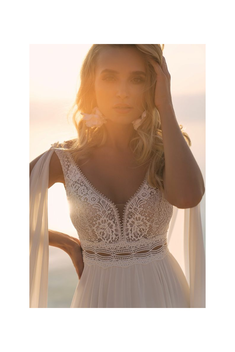 Abito da sposa ATENA con dettagli in pizzo, donna al tramonto.