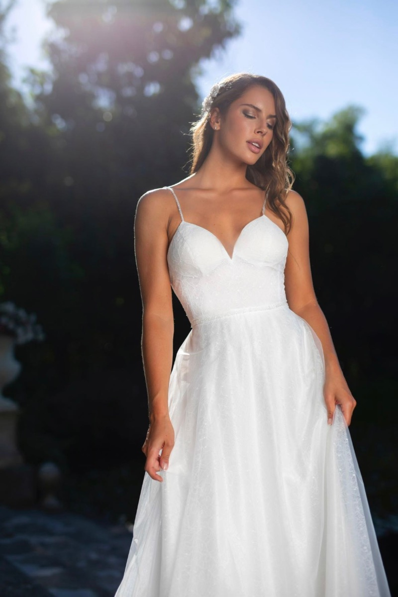 Abito da sposa Aletheia Linea Sposae Atelier, elegante e romantico, con spalline sottili e scollo a cuore.