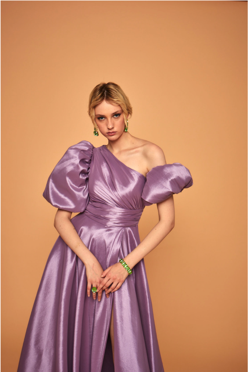 Abito monospalla lilla con maniche voluminose, LPA139 LINEA LE PREZIOSE. Sfondo beige.