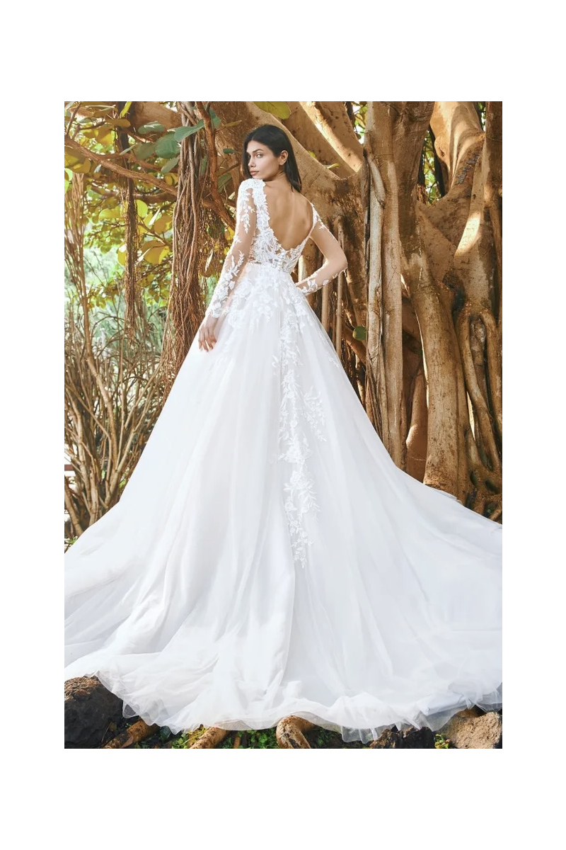 Abito da sposa Pronovias Maroon con dettagli in pizzo, sfondo naturale.