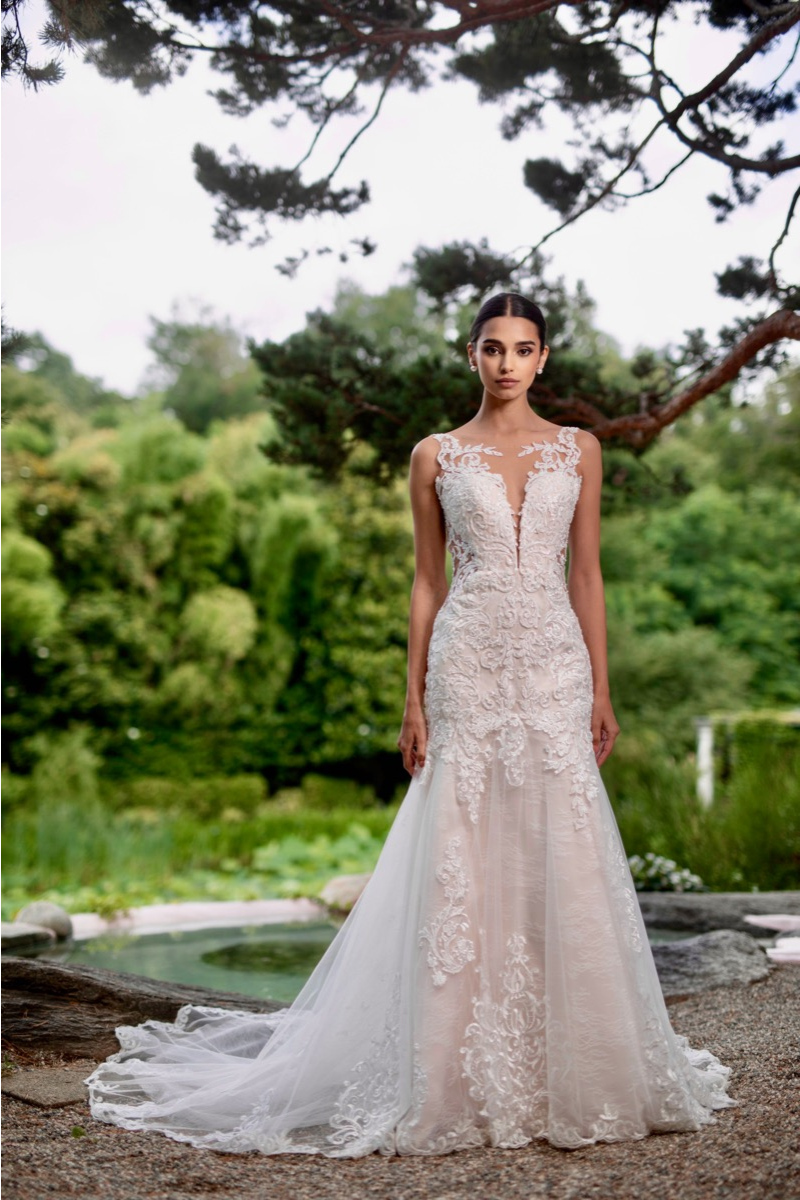Abito da sposa Galena Linea Sposae Atelier in pizzo, sfondo naturale.