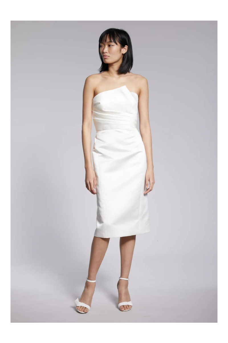Abito da cocktail bianco senza spalline, modello Lw184 Amsale, indossato da una modella.
