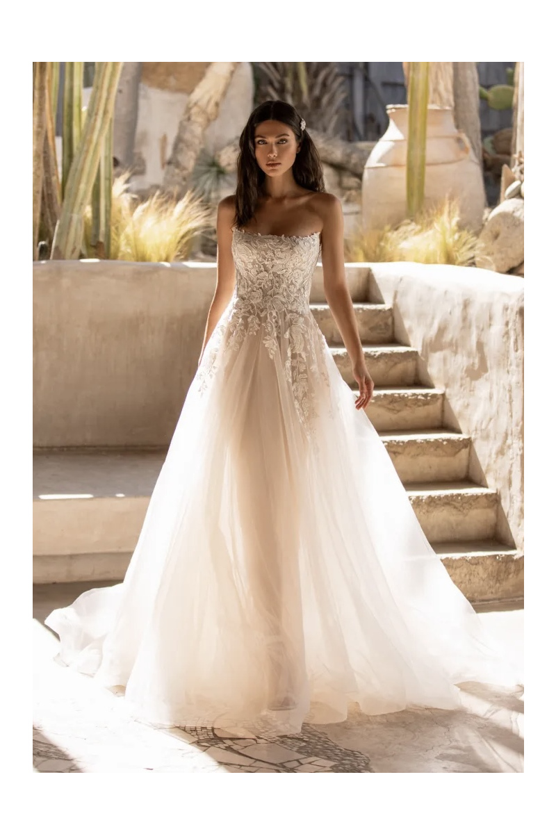 Abito da sposa Pronovias Baker, stile principesco, con corpetto ricamato e gonna vaporosa, ambientazione naturale.