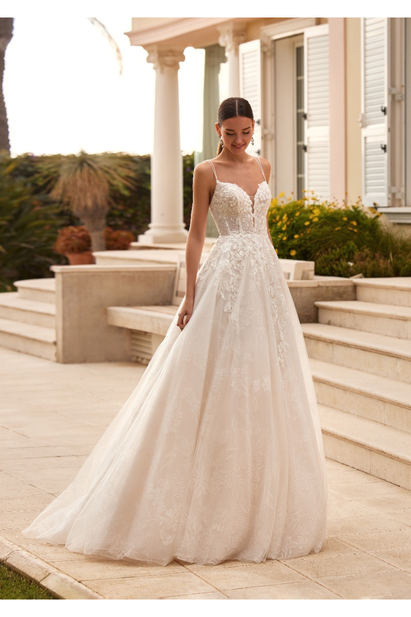 Abito da sposa BLETHYN St. Patrick, elegante e romantico, con dettagli floreali, sfondo esterno con colonne.