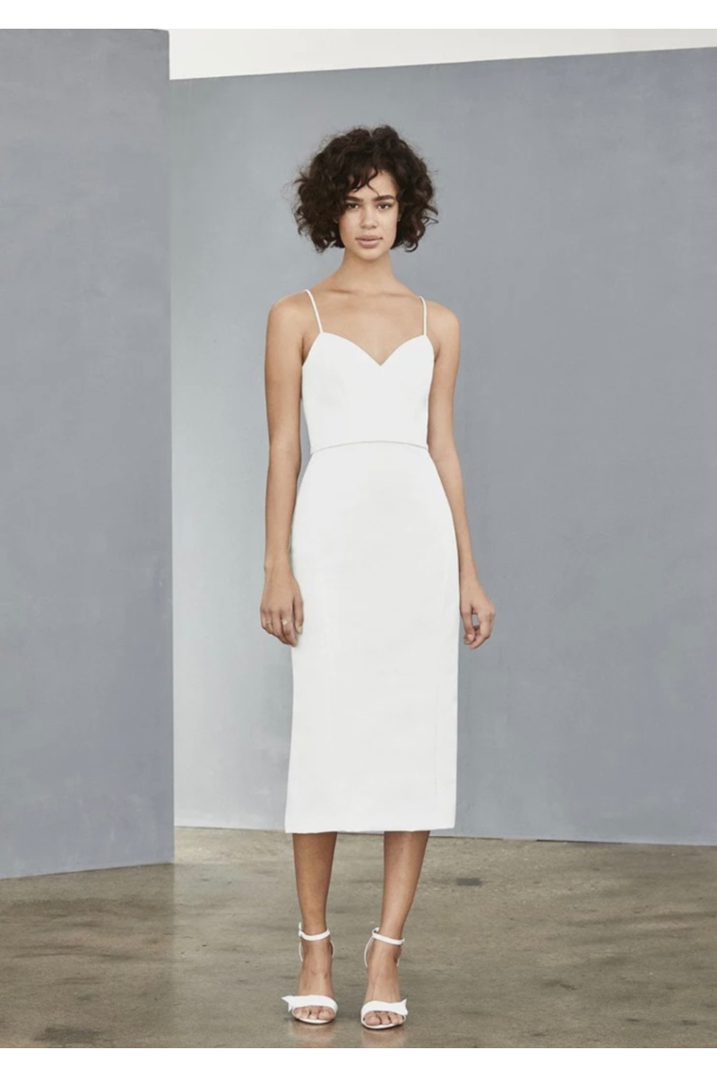 Abito bianco elegante Amsale LW139, spalline sottili, lunghezza midi, su sfondo grigio.