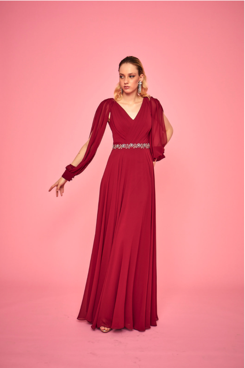 Abito lungo rosso con cintura decorata, maniche trasparenti, sfondo rosa. Modello LPA266 Linea Le Preziose.