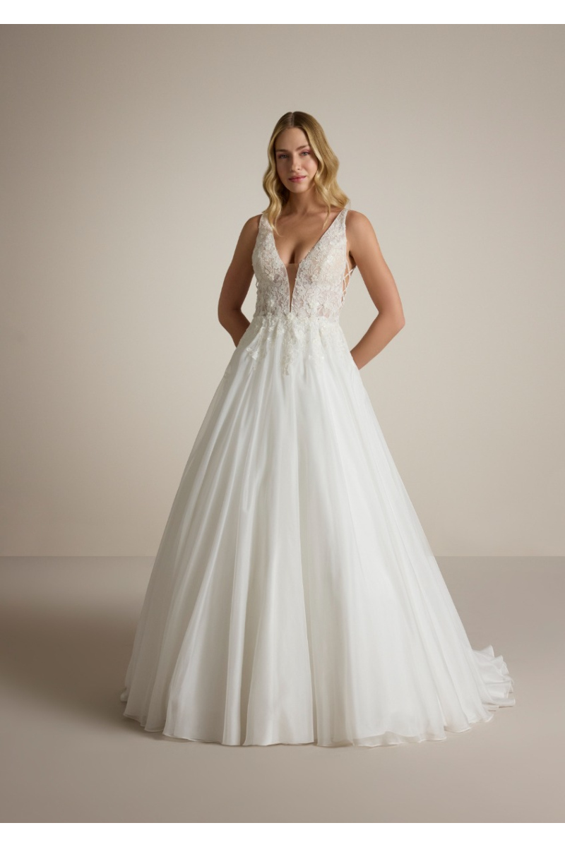 Abito da sposa CELASTRINA con scollo a V e gonna ampia in tulle bianco.