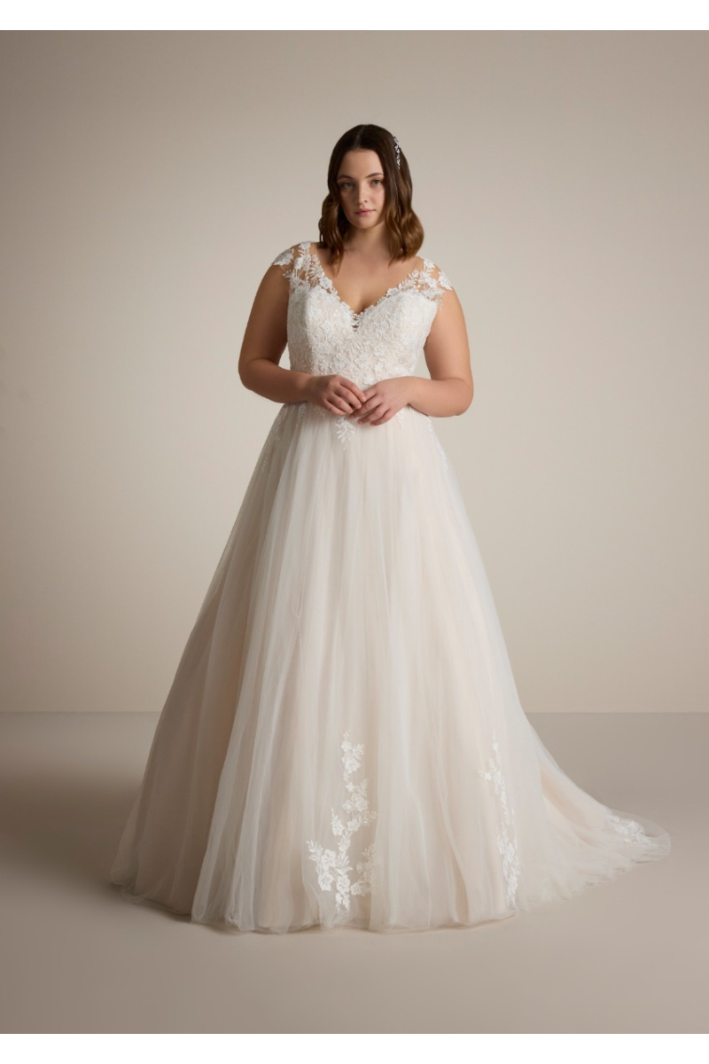 Abito da sposa Claudina con dettagli in pizzo e tulle, scollo a cuore, maniche corte, stile romantico.