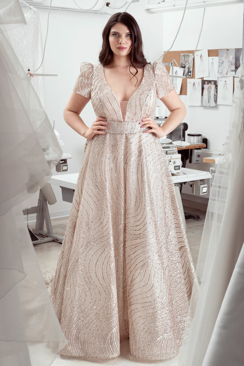 Abito da sposa curvy Joy in pizzo scintillante con scollo a V profondo, maniche corte e gonna ampia.