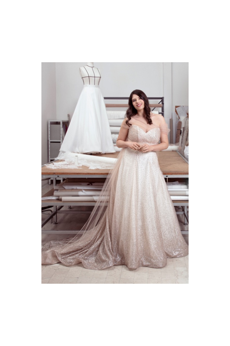 Abito da sposa curvy GILDA con strascico scintillante in atelier sartoriale.