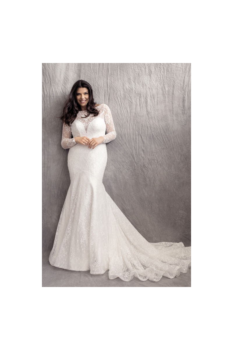 Abito da sposa curvy in pizzo con maniche lunghe e strascico, modello Anna.