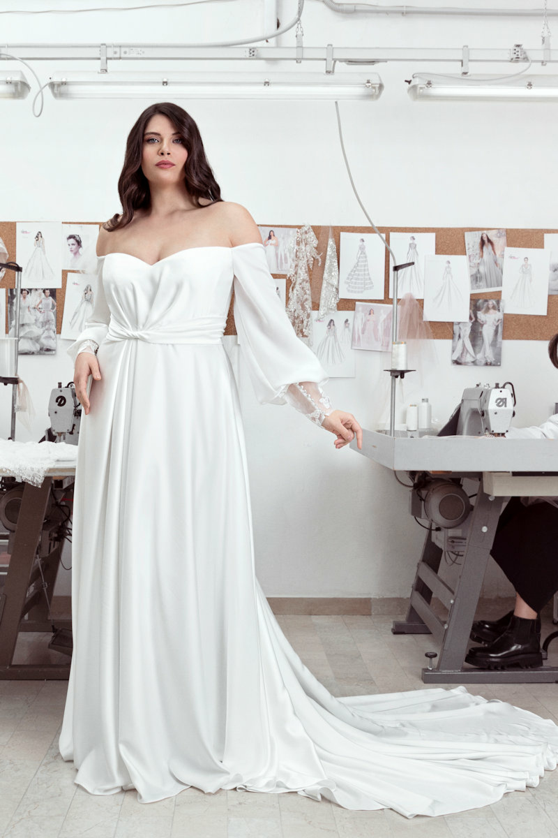 Abito da sposa Clarie per sposa curvy, elegante con spalle scoperte e lungo strascico, in atelier sartoriale.
