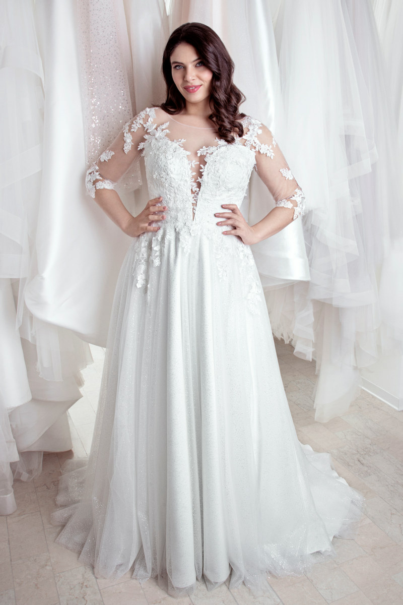Abito da sposa curvy Julia con dettagli in pizzo e maniche lunghe, eleganza e stile per la sposa moderna.